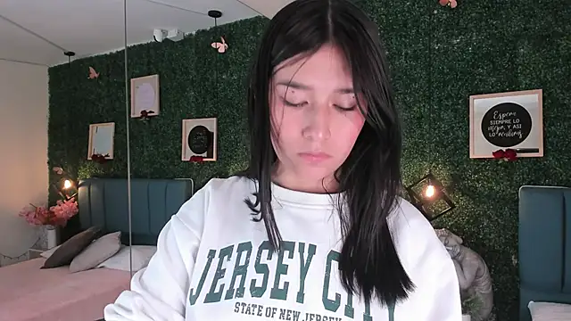 Snapshot of Rubyvixxen_ chatting on 10/30/25, 03:19 Rubyvixxen online show from 10/30/25, 03:19