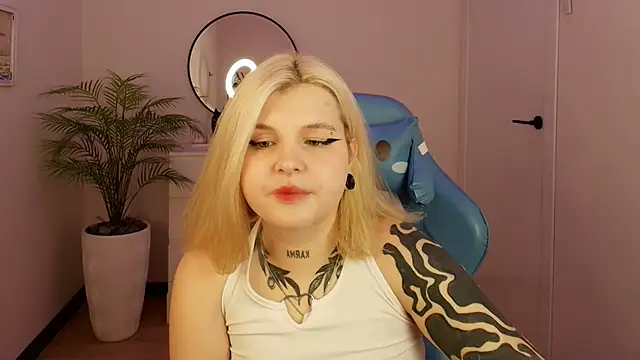 Snapshot of Shad0wPurr chatting on 10/09/25, 03:04 Shad0wPurr online show from 10/09/25, 03:04