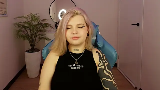 Snapshot of Shad0wPurr chatting on 10/10/25, 02:21 Shad0wPurr online show from 10/10/25, 02:21