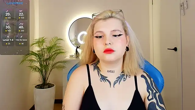 Snapshot of Shad0wPurr chatting on 10/17/25, 02:37 Shad0wPurr online show from 10/17/25, 02:37