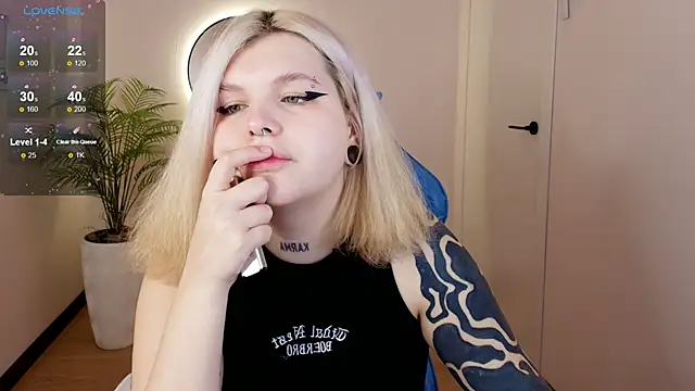 Snapshot of Shad0wPurr chatting on 10/24/25, 02:08 Shad0wPurr online show from 10/24/25, 02:08