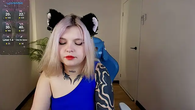 Snapshot of Shad0wPurr chatting on 10/27/25, 02:26 Shad0wPurr online show from 10/27/25, 02:26