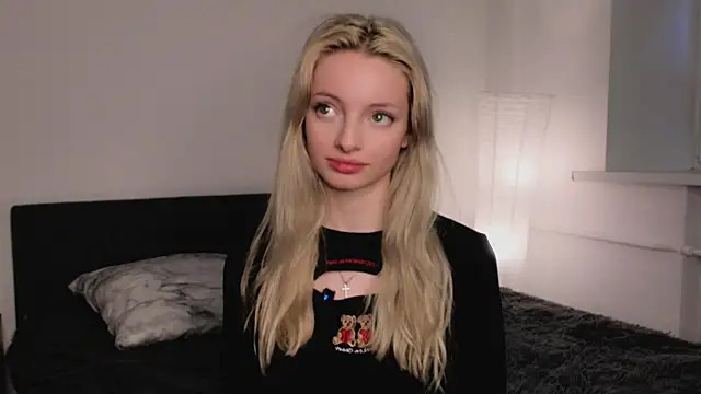 Snapshot of PocketDollX chatting on 10/02/25, 02:13 PocketDollX online show from 10/02/25, 02:13