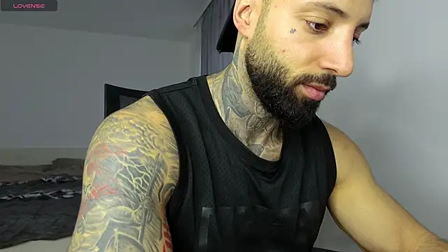 MasculineGuy99 online show from 12/05/25, 08:34