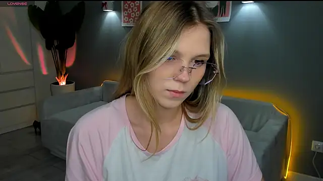 Snapshot of linakorvin chatting on 10/20/25, 01:11 linakorvin online show from 10/20/25, 01:11