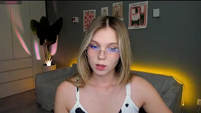 Snapshot of linakorvin chatting on 10/22/25, 01:33 linakorvin online show from 10/22/25, 01:33