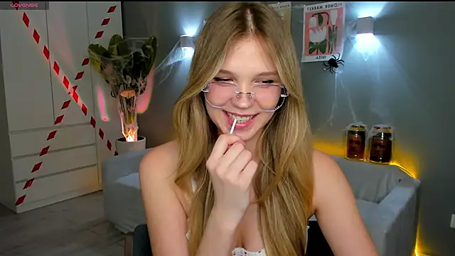 Snapshot of linakorvin chatting on 10/27/25, 01:15 linakorvin online show from 10/27/25, 01:15