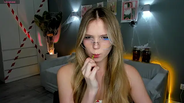 Snapshot of linakorvin chatting on 10/29/25, 01:24 linakorvin online show from 10/29/25, 01:24