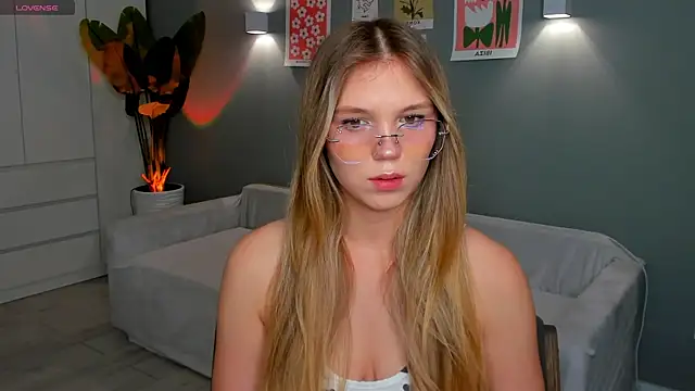 Snapshot of linakorvin chatting on 11/09/25, 01:31 linakorvin online show from 11/09/25, 01:31