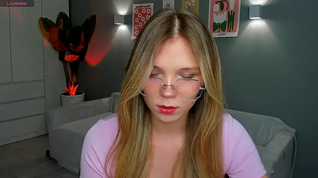 Snapshot of linakorvin chatting on 11/10/25, 01:10 linakorvin online show from 11/10/25, 01:10