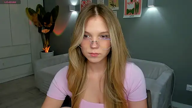 Snapshot of linakorvin chatting on 11/13/25, 01:32 linakorvin online show from 11/13/25, 01:32