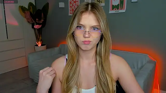 Snapshot of linakorvin chatting on 11/29/25, 01:36 linakorvin online show from 11/29/25, 01:36