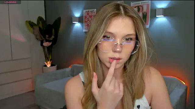 Snapshot of linakorvin chatting on 12/04/25, 01:31 linakorvin online show from 12/04/25, 01:31