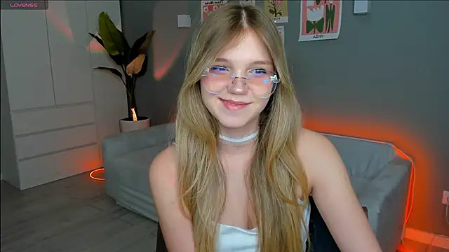 Snapshot of linakorvin chatting on 12/14/25, 01:27 linakorvin online show from 12/14/25, 01:27