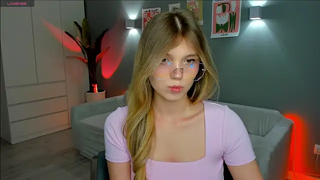 Snapshot of linakorvin chatting on 12/15/25, 01:26 linakorvin online show from 12/15/25, 01:26