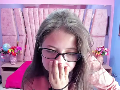 Snapshot of sarah_sweett_ chatting on 10/04/25, 01:42 sarah sweett online show from 10/04/25, 01:42