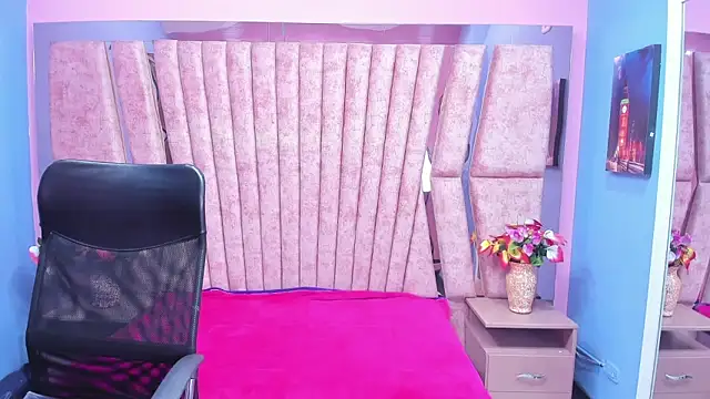 Snapshot of sarah_sweett_ chatting on 10/06/25, 01:19 sarah sweett online show from 10/06/25, 01:19