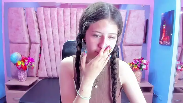 Snapshot of sarah_sweett_ chatting on 10/18/25, 02:18 sarah sweett online show from 10/18/25, 02:18