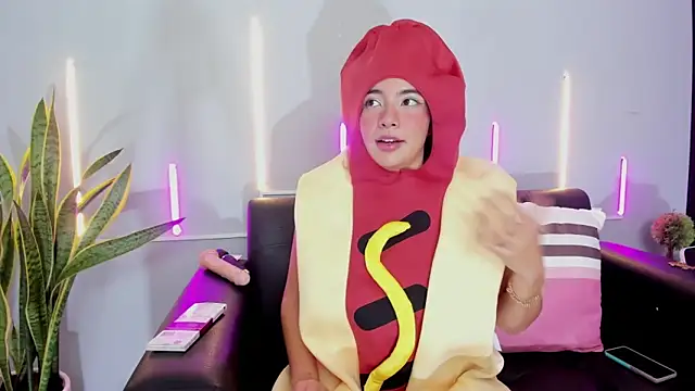 Snapshot of Jules_Angel chatting on 10/31/25, 01:45 Jules Angel online show from 10/31/25, 01:45