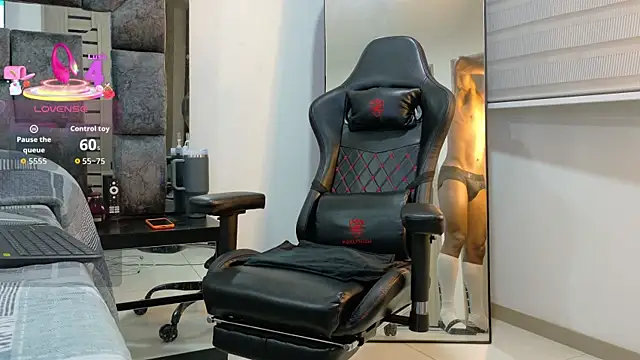 johnjaguar1  online show from 10/03/25, 11:18