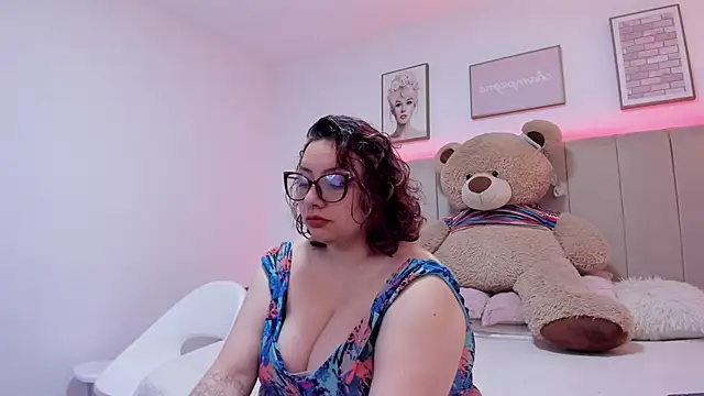 Snapshot of sam_von_tess chatting on 10/21/25, 04:57 sam von tess online show from 10/21/25, 04:57