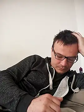 viktor1992-1-1 online show from 04/23/26, 08:02