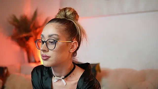 Snapshot of AileenKiss chatting on 12/19/25, 09:33 AileenKiss online show from 12/19/25, 09:33