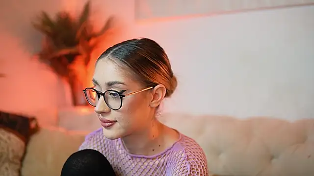 Snapshot of AileenKiss chatting on 12/20/25, 09:22 AileenKiss online show from 12/20/25, 09:22