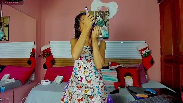 Snapshot of Tiffannydoll99 chatting on 11/28/25, 01:47 Tiffannydoll99 online show from 11/28/25, 01:47