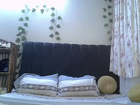 Snapshot of Midnight-tease chatting on 10/28/25, 09:17 Midnight-tease online show from 10/28/25, 09:17