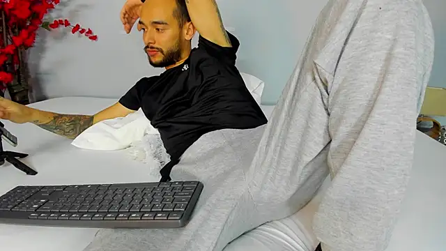 Snapshot of 2_fire chatting on 11/08/25, 08:18 2 fire online show from 11/08/25, 08:18