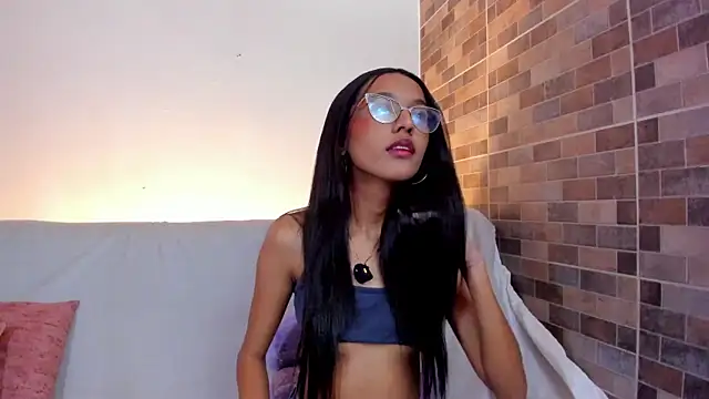 luna valen online show from 10/31/25, 03:18