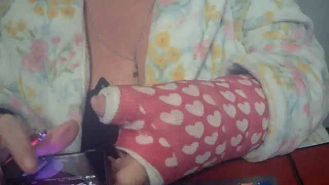 Playful MILF Demi online show from 11/10/25, 07:46