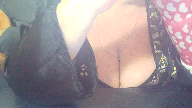 Playful MILF Demi online show from 11/11/25, 08:42