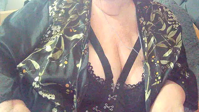 Playful MILF Demi online show from 01/10/26, 09:00