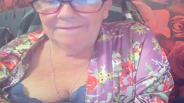 Snapshot of Playful_MILF_Demi chatting on 06/14/26, 06:43 Playful MILF Demi online show from 06/14/26, 06:43