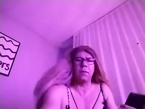 Snapshot of AdvisingRiffle chatting on 12/14/25, 12:27 AdvisingRiffle online show from 12/14/25, 12:27