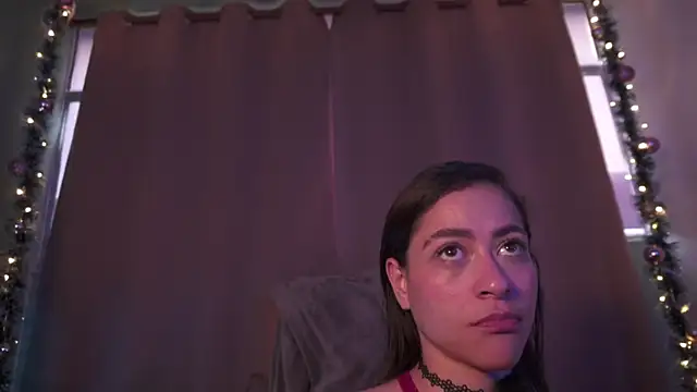 Snapshot of _issy chatting on 12/13/25, 10:26 issy online show from 12/13/25, 10:26