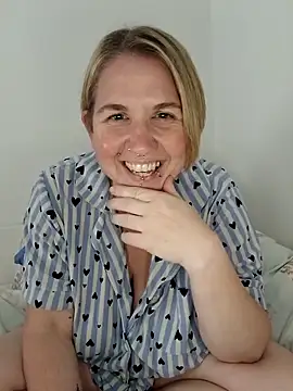 Snapshot of LaceyWestxx chatting on 10/11/25, 05:33 LaceyWestxx online show from 10/11/25, 05:33