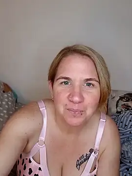 Snapshot of LaceyWestxx chatting on 11/11/25, 08:20 LaceyWestxx online show from 11/11/25, 08:20