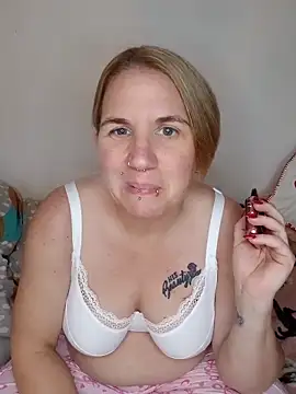 Snapshot of LaceyWestxx chatting on 11/12/25, 06:08 LaceyWestxx online show from 11/12/25, 06:08