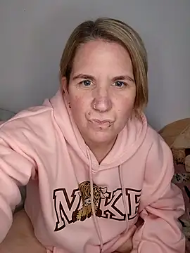 Snapshot of LaceyWestxx chatting on 11/30/25, 06:01 LaceyWestxx online show from 11/30/25, 06:01