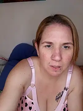 Snapshot of LaceyWestxx chatting on 12/17/25, 06:25 LaceyWestxx online show from 12/17/25, 06:25