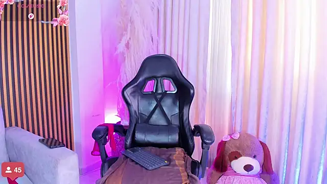 alejagarcia  online show from 11/04/25, 09:03