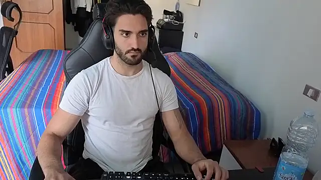 Al3xox02 online show from 04/15/26, 01:40