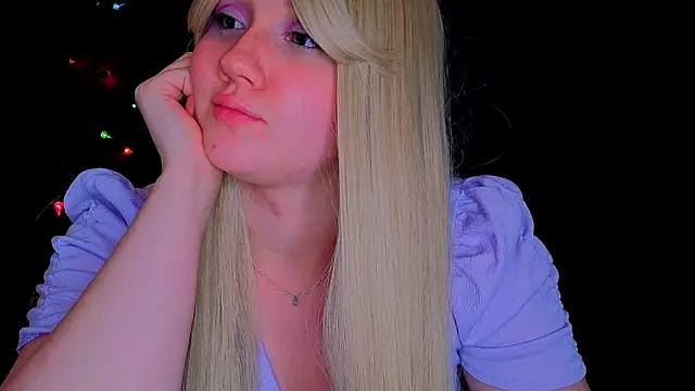 Snapshot of Darling_Bri_ chatting on 10/14/25, 06:52 Darling Bri online show from 10/14/25, 06:52