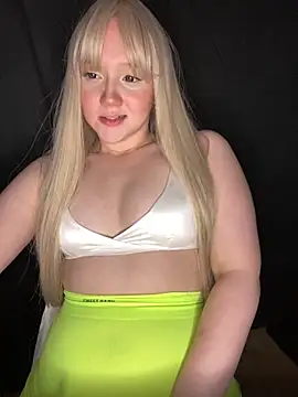 Snapshot of Darling_Bri_ chatting on 10/24/25, 04:36 Darling Bri online show from 10/24/25, 04:36