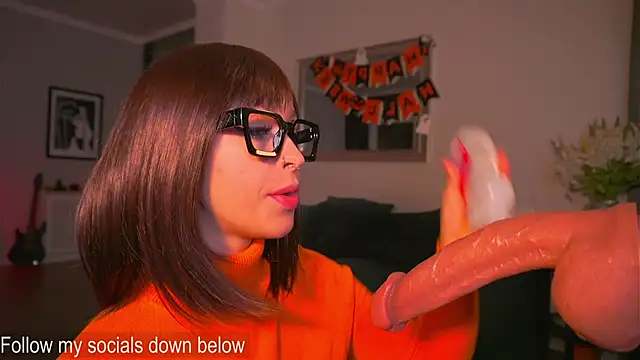 karolineneuer  online show from 10/30/25, 12:12