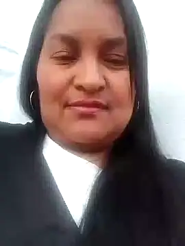 Snapshot of lucia00xx chatting on 10/21/25, 10:49 lucia00xx online show from 10/21/25, 10:49