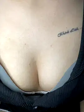 Snapshot of Lyly69699 chatting on 11/11/25, 01:55 Lyly69699 online show from 11/11/25, 01:55